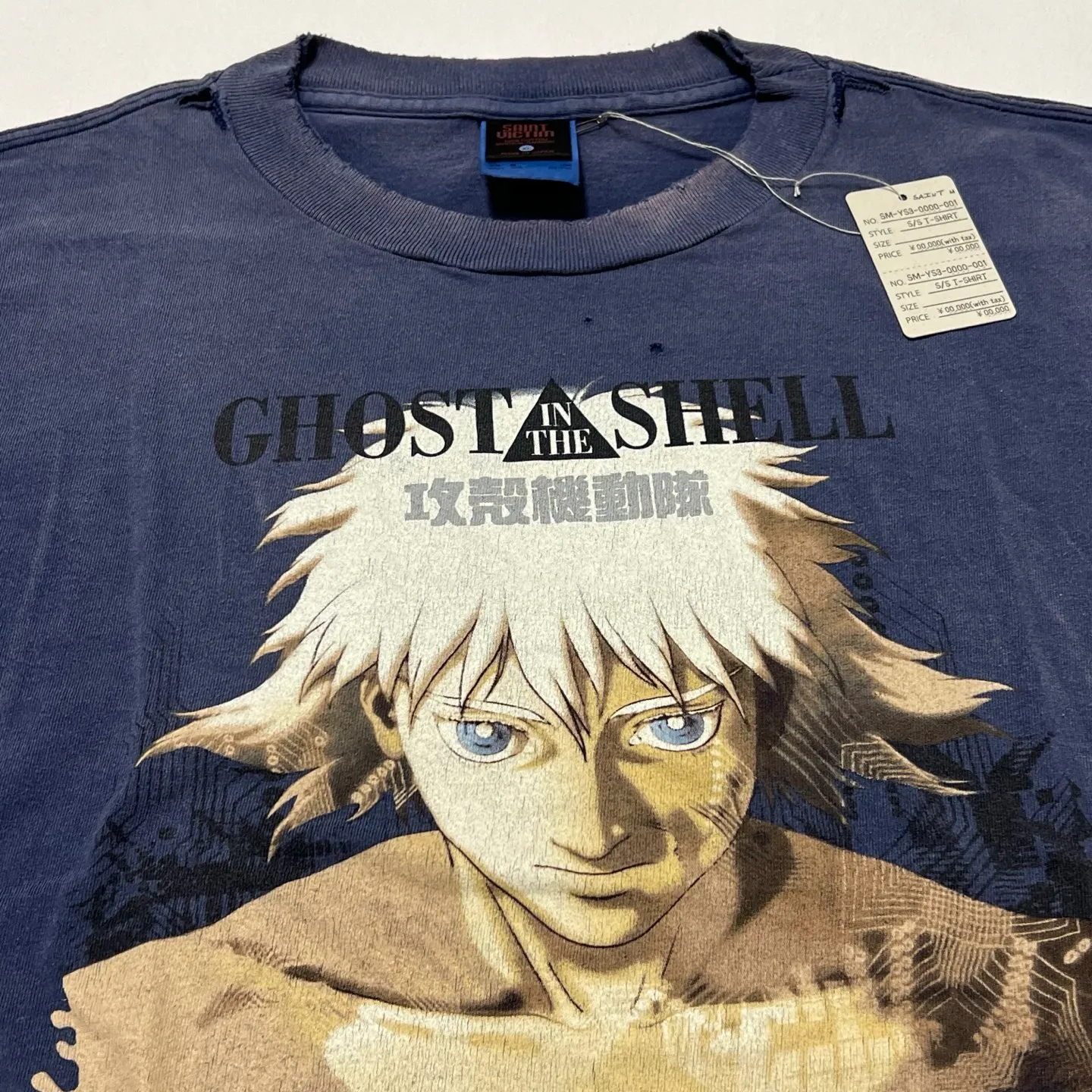 SAINT Mxxxxxx × Ghost in the Shell GS_SS TEE/GST IN THE SHELL/NVY Ghost in the Shell co-branded distressed short-sleeves White-haired plain character TEE Washed blue S-XL Look for the cylindrical fabric with no side seams. The open width is almost meaningless Asut ready-made garments dyed The whole piece is sprayed with horsetail. The collar and cuffs are faded. The collar and cuffs are frayed. Many hangings are worn. The oversized printing position restores the authenticity level. Customized joint main mark/wash mark/with little angel anti-counterfeiting mark